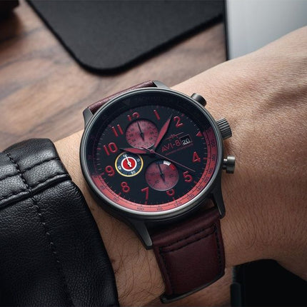 Reloj de cuarzo para hombre AVI-8 Hawker Hurricane Classic Chronograph con correa de piel color rojo sangre y esfera negra AV-40