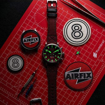 AVI-8 Dambuster Gibson Dual Time Chronograph Airfix Edition Hazard Red Dial AV-4107-04 Reloj para hombre