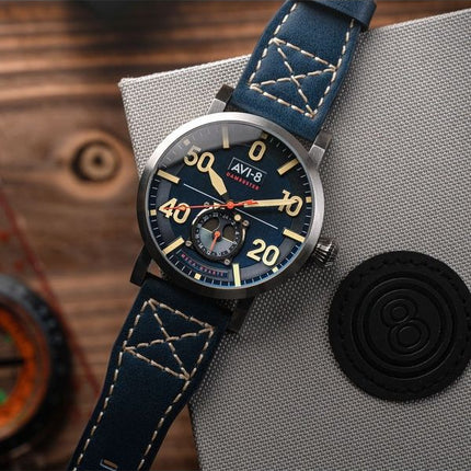 Reloj para hombre AVI-8 Dambuster Chadwick Meca-Quartz con correa de piel azul cobalto y esfera azul AV-4113-01