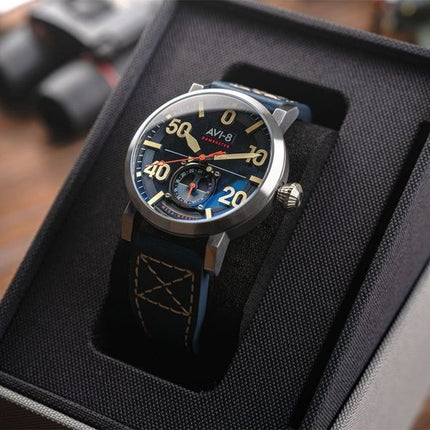 Reloj para hombre AVI-8 Dambuster Chadwick Meca-Quartz con correa de piel azul cobalto y esfera azul AV-4113-01