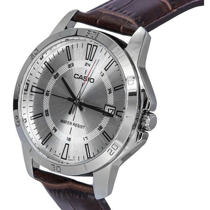 Reloj Casio estándar analógico con correa de cuero marrón y esfera plateada de cuarzo MTP-V004L-7C para hombre