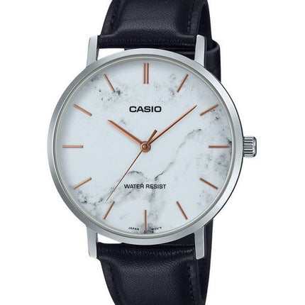 Reloj Casio Standard analógico con correa de cuero negra y esfera blanca inspirada en el mármol, cuarzo MTP-VT01LM-7A para hombr