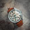 Reloj de cuarzo para hombre AVI-8 Hawker Hurricane Mckellar con doble horario, correa de piel marrón y beige, esfera color crema