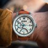 Reloj de cuarzo para hombre AVI-8 Hawker Hurricane Mckellar con doble horario, correa de piel marrón y beige, esfera color crema